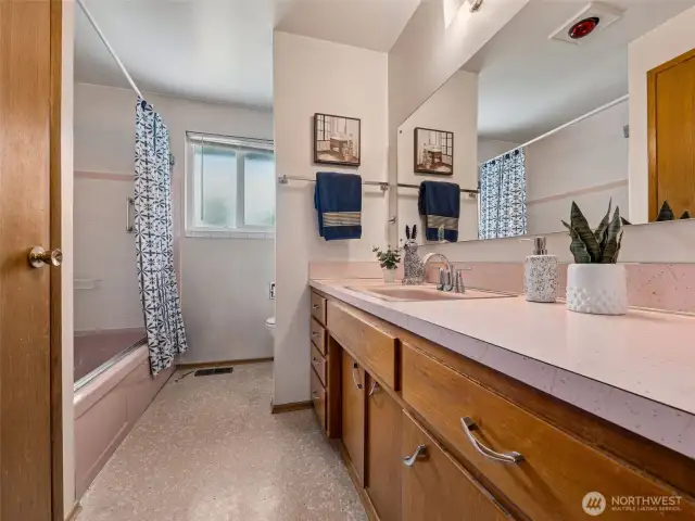 Upstairs hall full bath