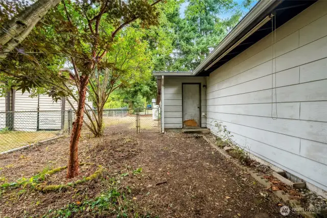 Convenient side gate and garage access
