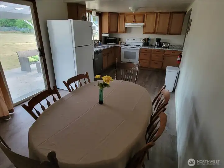Dining/kitchen