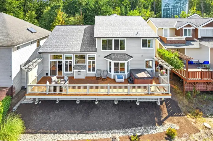 Great entertaining deck off of the great room has space for al-fresco socials and a hot tub! Cool evening lights too.