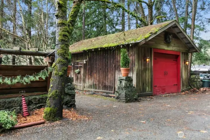 Detached garage with loads of space