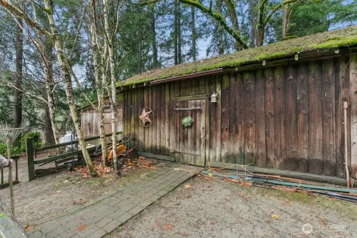 Storage/outbuilding behind garage