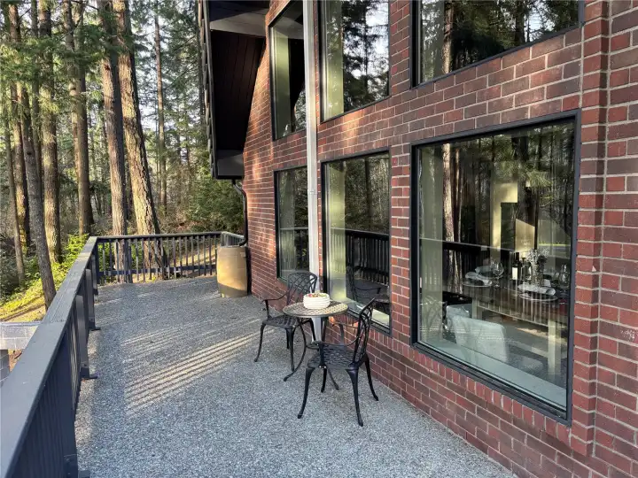 Flowing full length deck