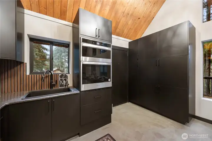 Expansive cupboard refrigerator