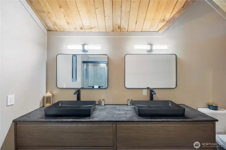 Expansive en suite sinks Expansive en suite sinks