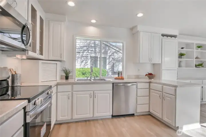 Kitchen features new LVP flooring, new SS appliances, refreshed cabinets.