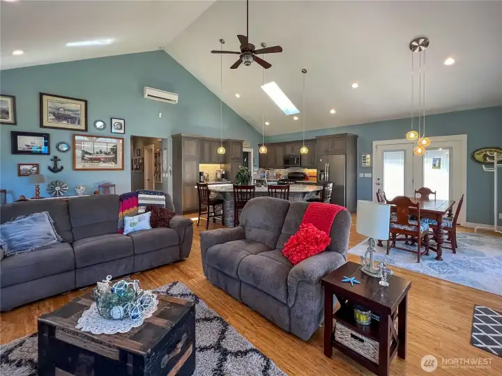 Additional shot of great room.