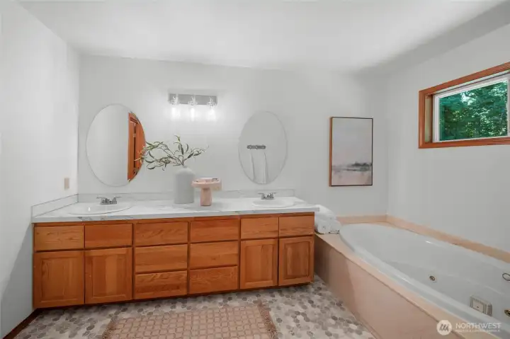 PRIMARY EN-SUITE | The large jetted tub is functional and ready for relaxing. New sinks, faucets, flooring and lighting complete the space.