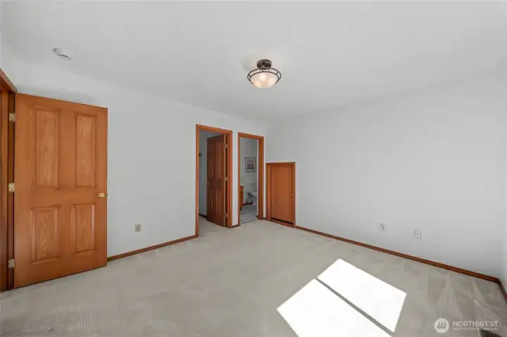 JUNIOR PRIMARY (BEDROOM 3)  | With an attached bathroom and walk-in closet, this bedroom has it all.