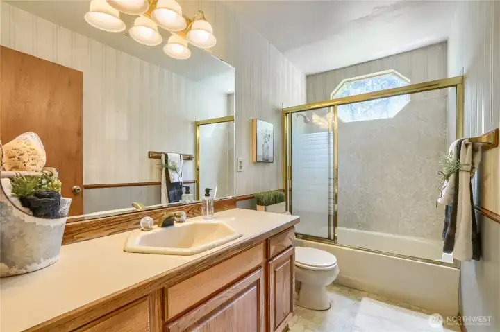 Main full bathroom Main full bathroom
