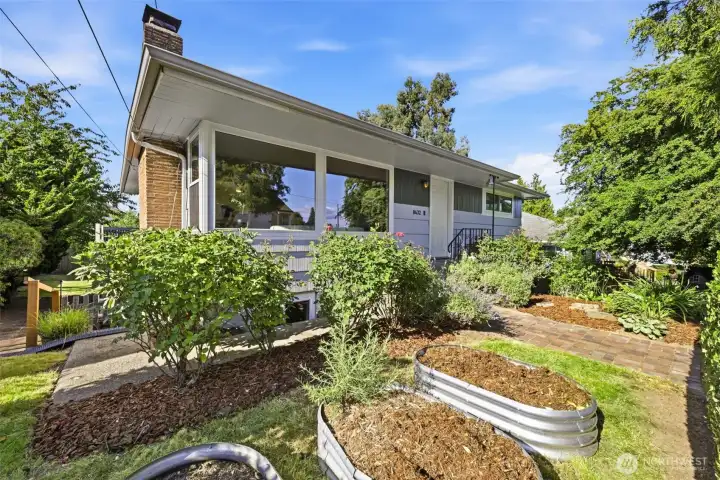The front and back yard are truly perfect for creating your dream garden, with great sun exposure throughout the day The front and back yard are truly perfect for creating your dream garden, with great sun exposure throughout the day