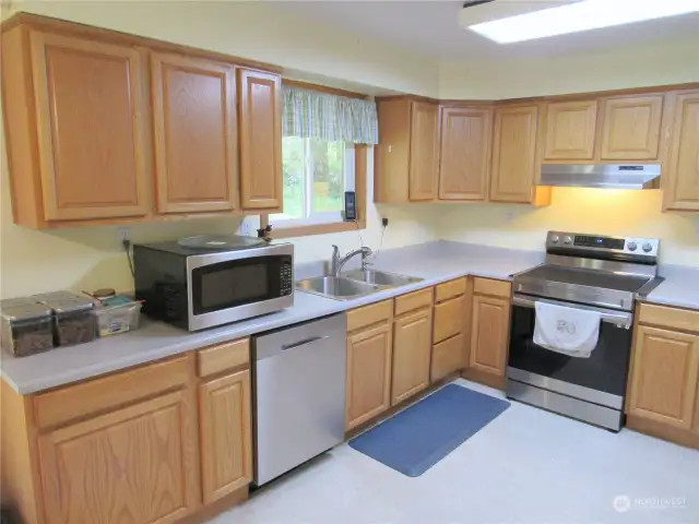 Solid Wood Kitchen w/Newer Appliances