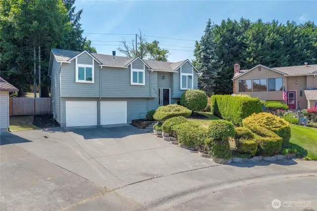 Beautifully updated home in quiet dead-end cut-de-sac