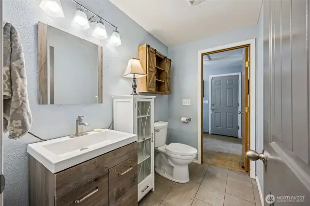 Main floor 1/2 bath