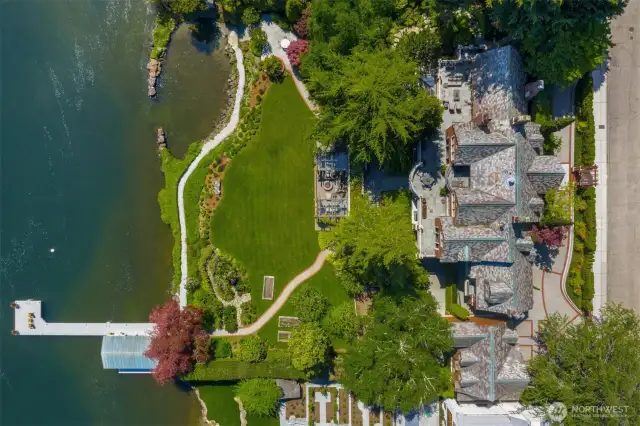 A truly special opportunity in coveted Laurelhurst on almost an acre estate.  Enjoy easy access to shopping, dining, downtown Seattle, and the Eastside.
