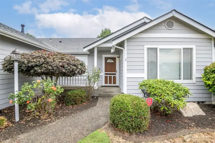 Beautifully landscaped front yard. Cute front porch.