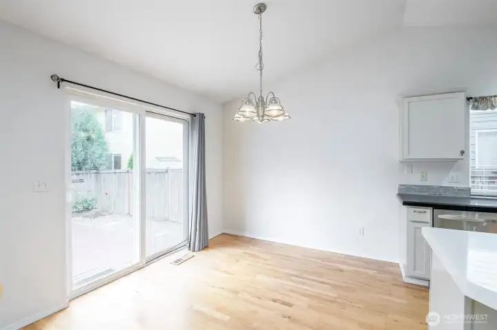 Eating area, slider opens to deck.