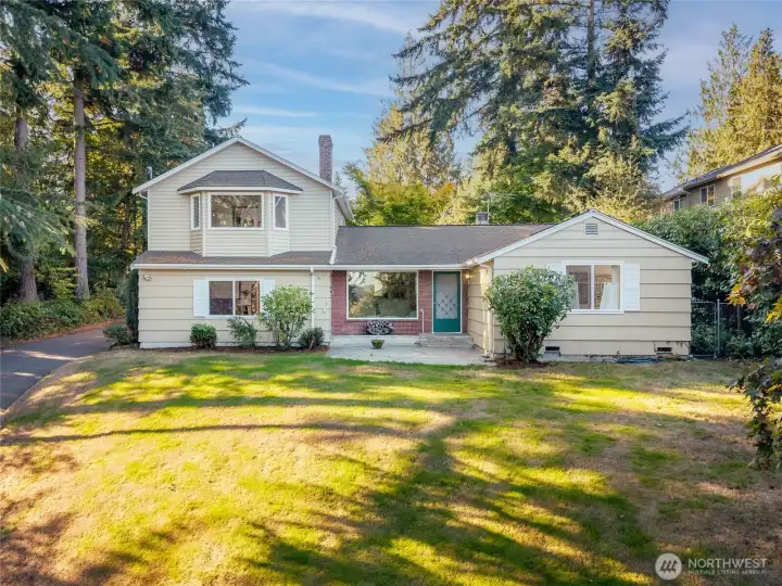 Welcome to your in-city sanctuary! This home is set back from the street up on the hill for ultimate privacy and views.