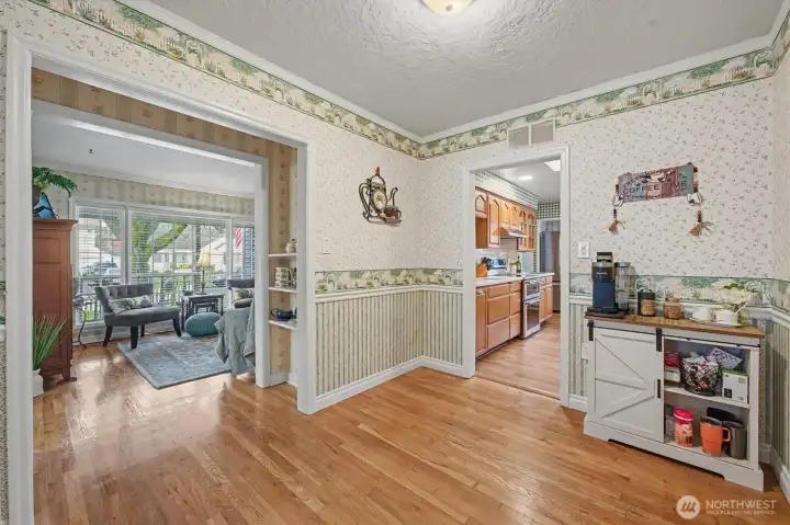 Eating Area between Kitchen and Living Room