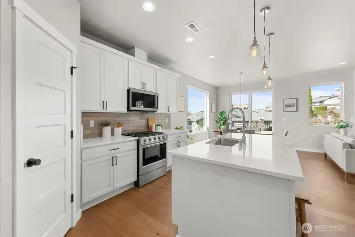 Photographs are for illustrative purposes only. Features, finishes, interior/exterior colors, landscaping and floorplan shown may vary from actual homes built.