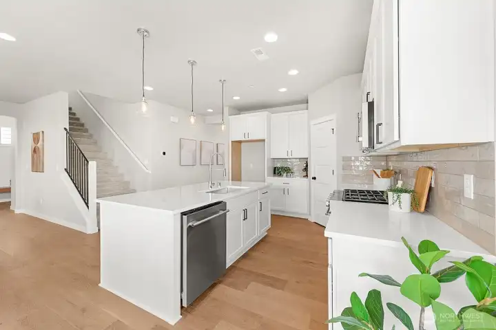 Photographs are for illustrative purposes only. Features, finishes, interior/exterior colors, landscaping and floorplan shown may vary from actual homes built.