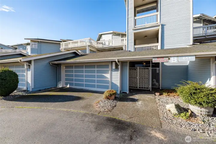 1 garage parking space