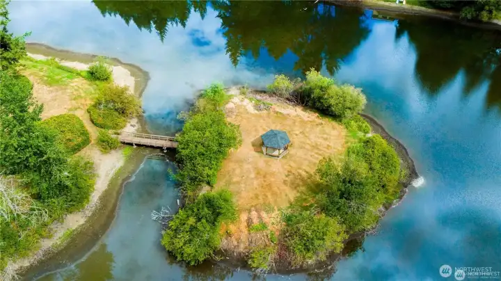 Island Gabebo on Lake