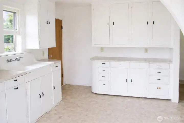 Great sized kitchen! *Images from before current tenancy - home is a fixer*.
