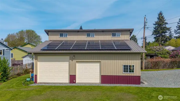 1,064 square foot barn/shop also has solar panels!