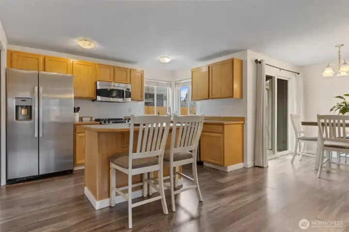Kitchen with eating bar, enjoy with friends!