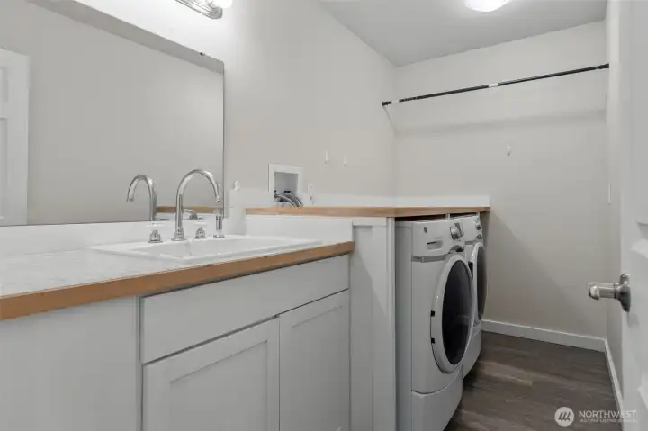 Large Laundry room upstairs w/ wash tub.