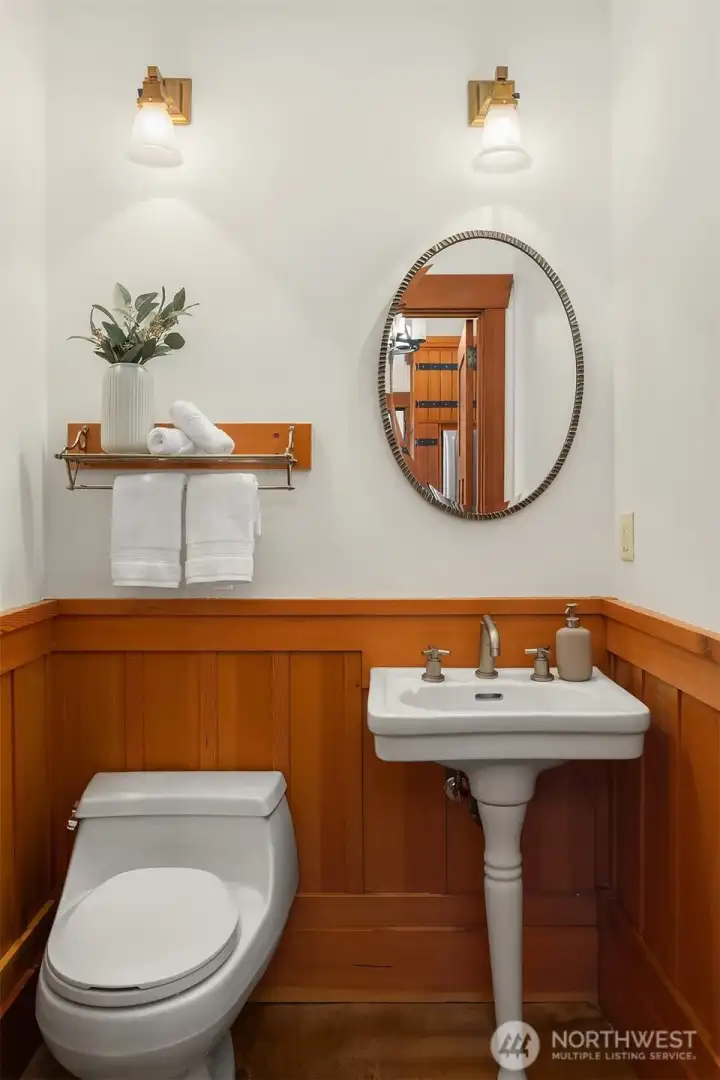 A convenient and discreet powder room is located on the main floor. A convenient and discreet powder room is located on the main floor.
