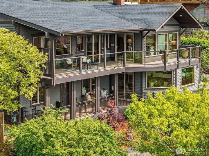 This incredibly handsome home is gorgeous inside and outside with wonderful curb appeal. This incredibly handsome home is gorgeous inside and outside with wonderful curb appeal.