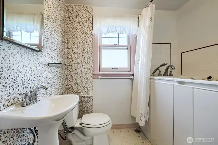 Upper Level Bathroom Upper Level Bathroom