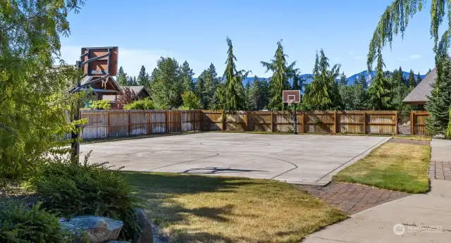 Roslyn Ridge Basketball Court