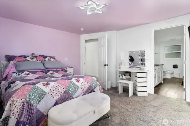 Primary en-suite bedroom