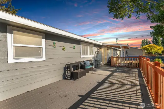 Entertaining is a breeze on this deck!