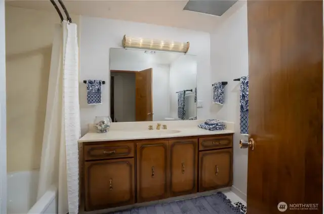 Main floor full bathroom