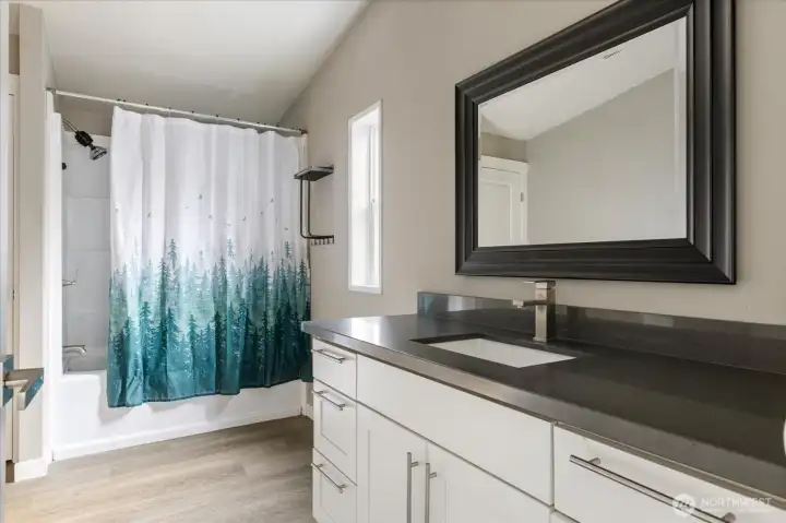 Primary en-suite bathroom