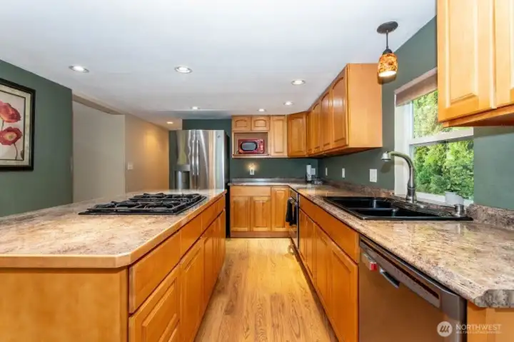 Gourmet Kitchen with Cooking and Eatting Island with Gas Cooktop