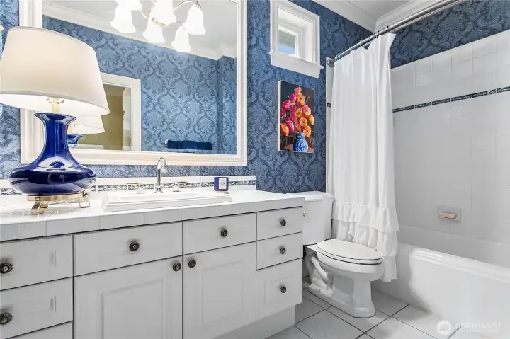 Guest suite full bath