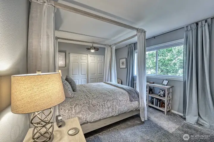 Oversized guest bedroom, ample room for combo home-office and guest room