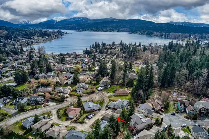 Easy walking distance to Lake Whatcom, convenience store and restaurants