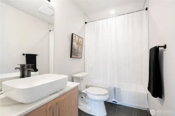 Entry flr full bathroom