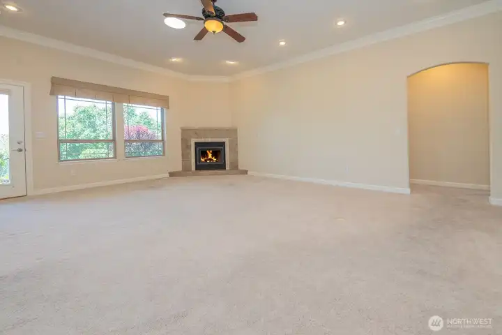 Gas fireplce, ceiling fan