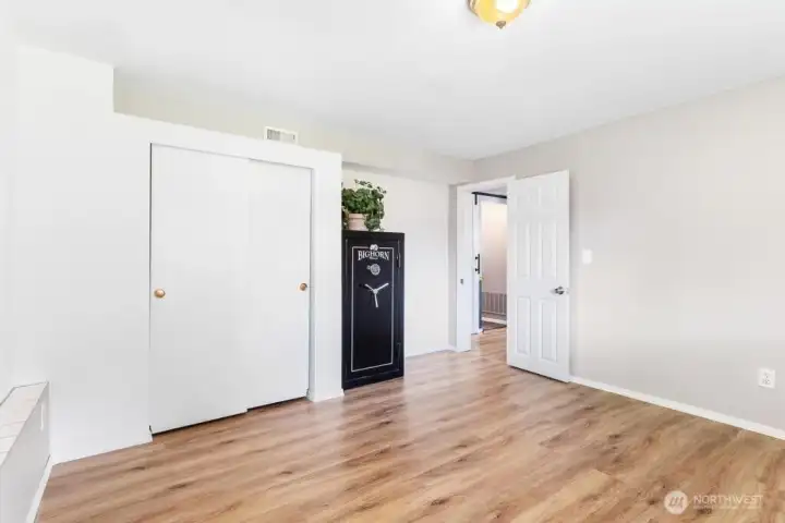 Large bedroom 4