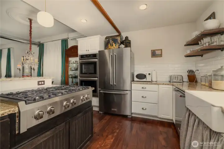 Hood-less professional-grade 6-spider gas range! Double wall ovens, french-door refrigerator, with ample counter space in this functional, well-designed kitchen. A real pleasure for cooking and entertaining!