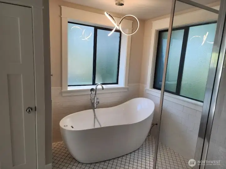 Full-size soaking Tub