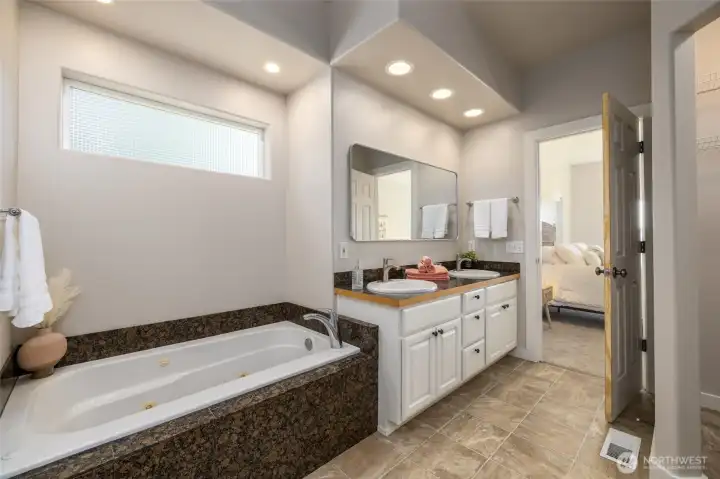 Jetted tub in primary ensuite. Jetted tub in primary ensuite.