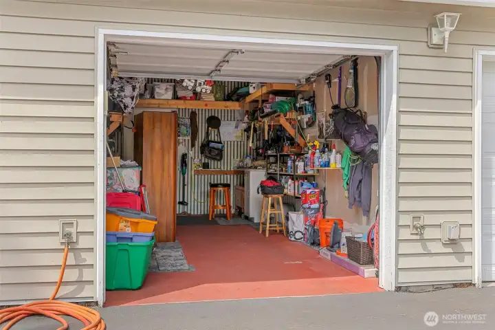 1 Car Garage. Also great for storage.  A Car can be parked infront of garage in driveway.